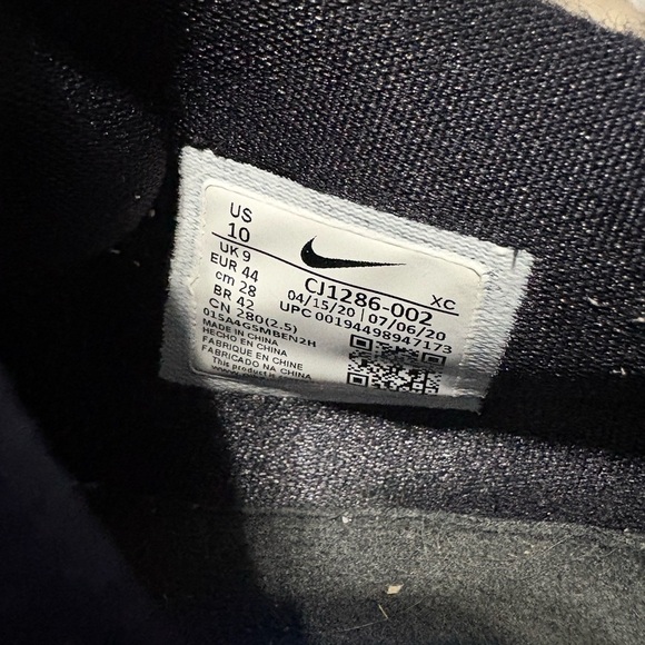 Nike Black Sneakers Modern Athletic Design - Picture 10 of 10